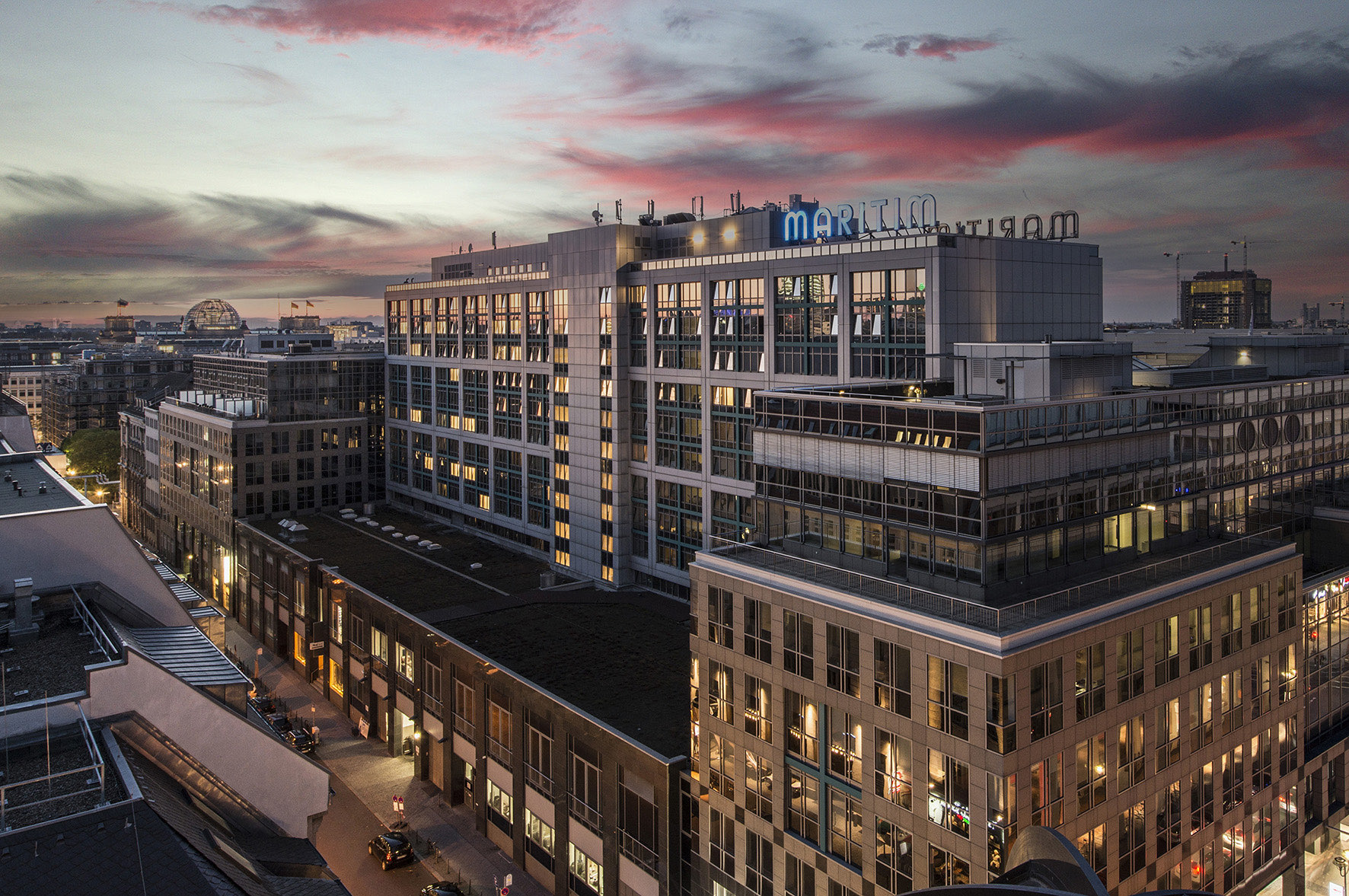 Maritim proArte Hotel Berlin – Außenaufnahme aus der Luft zur blauen Stunde, im Hintergrund die Reichstagskuppel