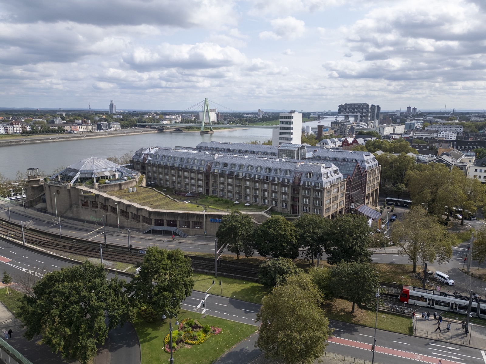 Drohnenaufnahme des Maritim Hotel Köln am Rhein