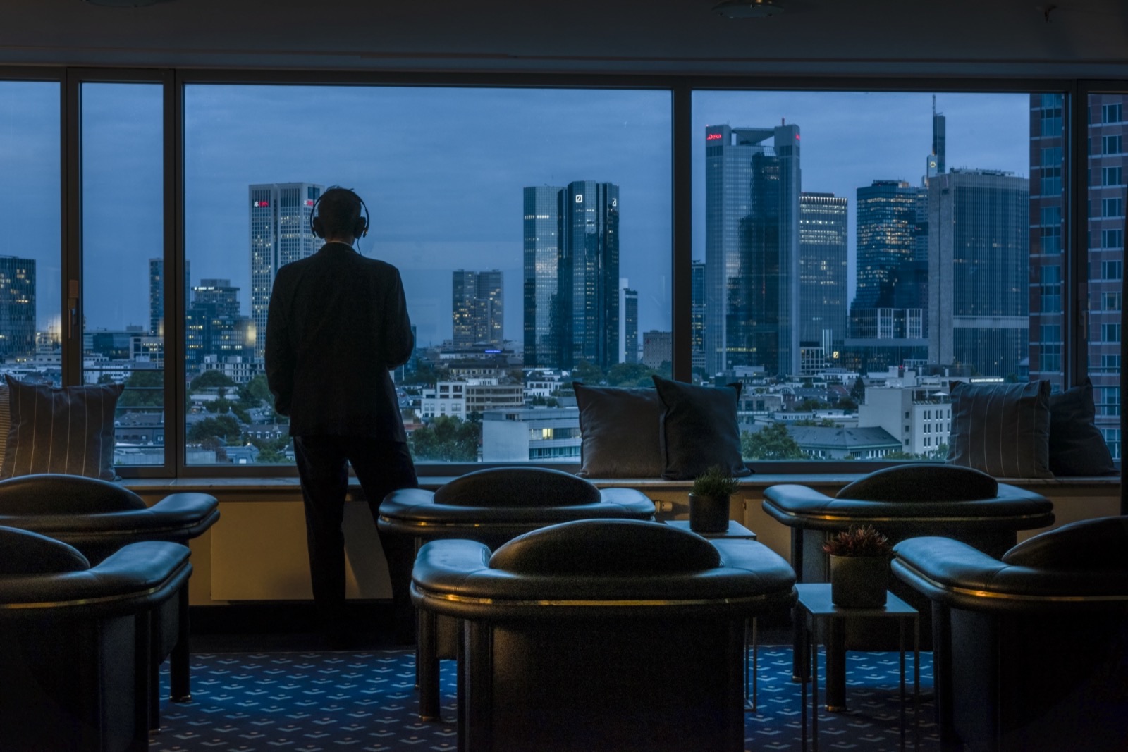 Sky Lounge mit Blick auf die Frankfurter Skyline – Maritim Hotel Frankfurt