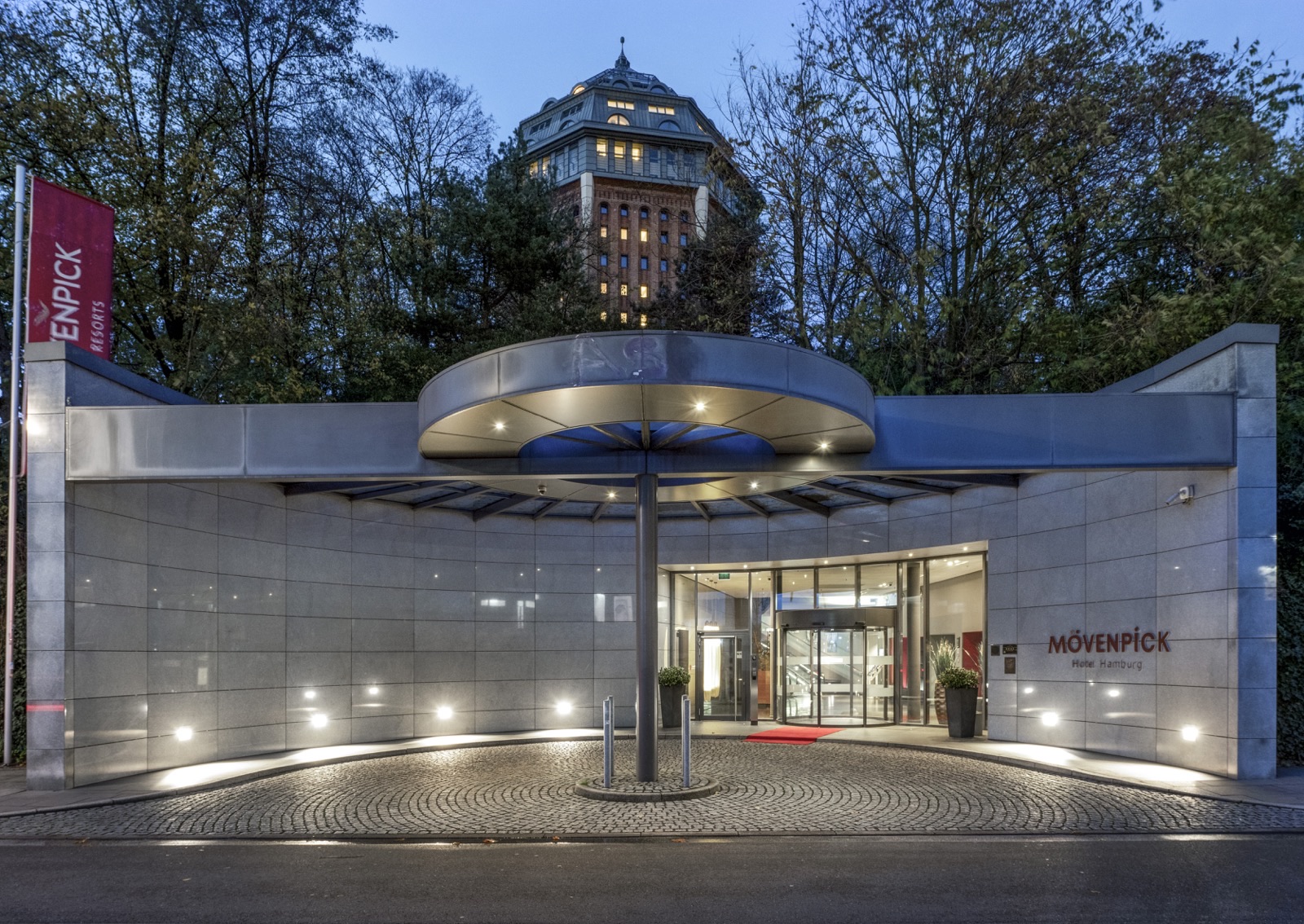 Mövenpick Hotel Hamburg im Wasserturm zur blauen Stunde