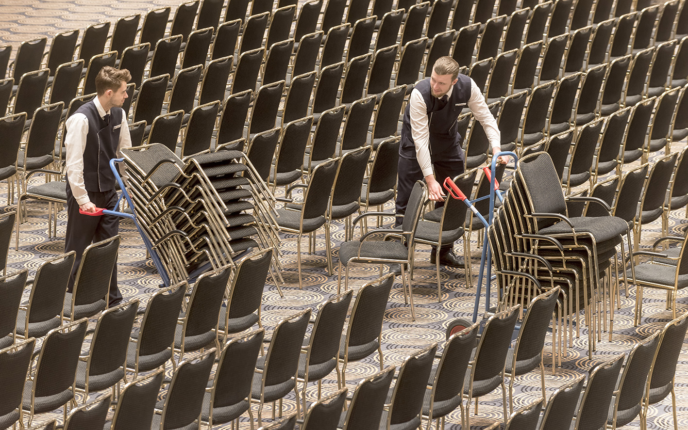Mitarbeiter richten einen Veranstaltungssaal für die Eröffnung ein