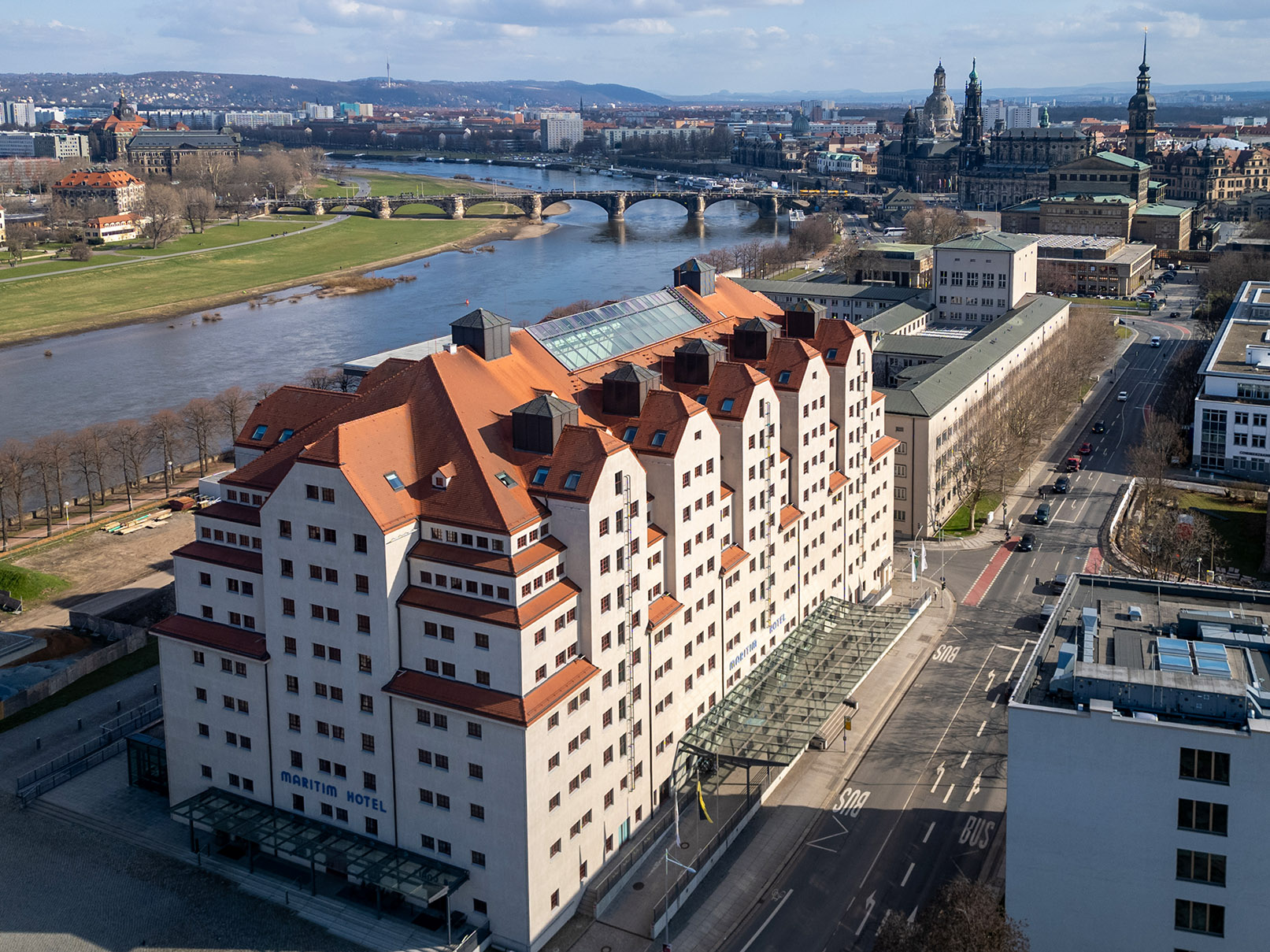 Maritim Hotel Dresden – Außen- und Drohnenaufnahme über der Elbe