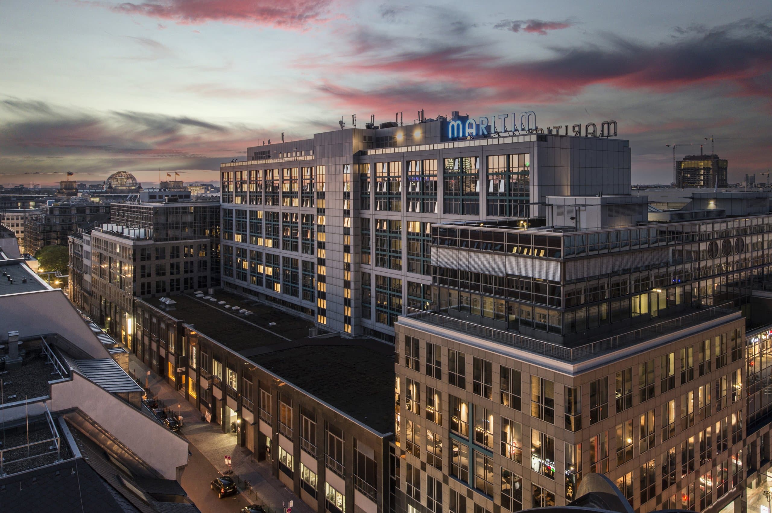 Hotelfotografie Berlin – Professionelle Außenaufnahme Berliner Hotel mit Stadtpanorama bei Nacht